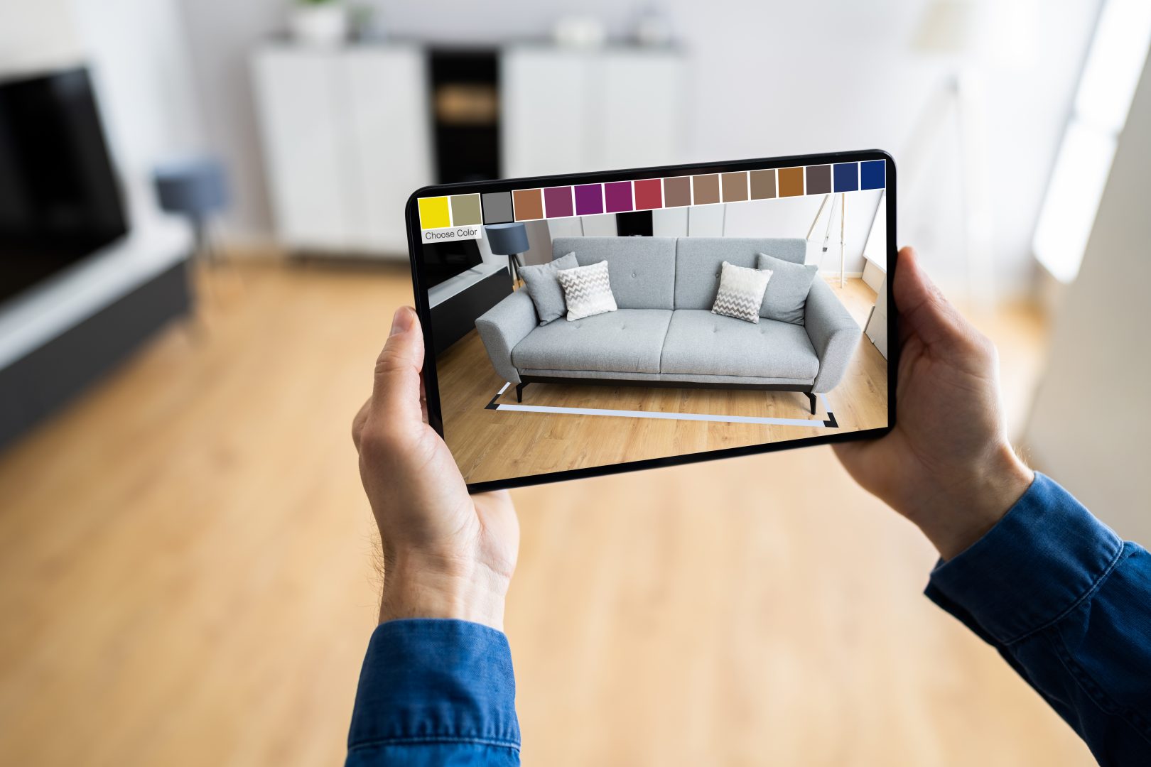 Couch wird mithilfe Augmented Reality in Wohnzimmer dargestellt